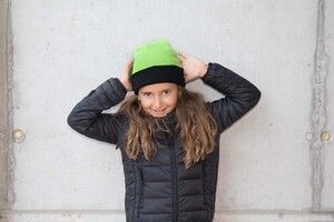 K-up KP522 - ZWEIFARBIGE KINDERMÜTZE MIT UMSCHLAG